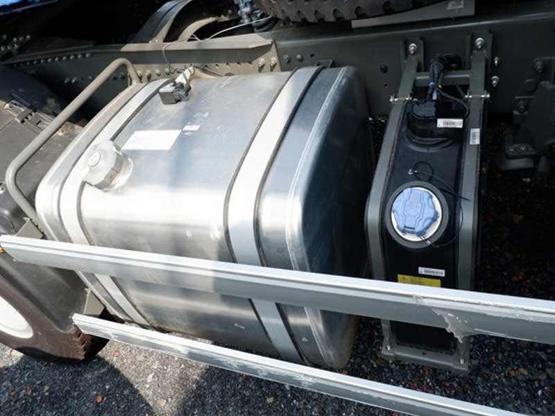 Đại lý bán xe đầu kéo Howo A7 380HP đời mới với giá cực tốt - bình nhiên liệu